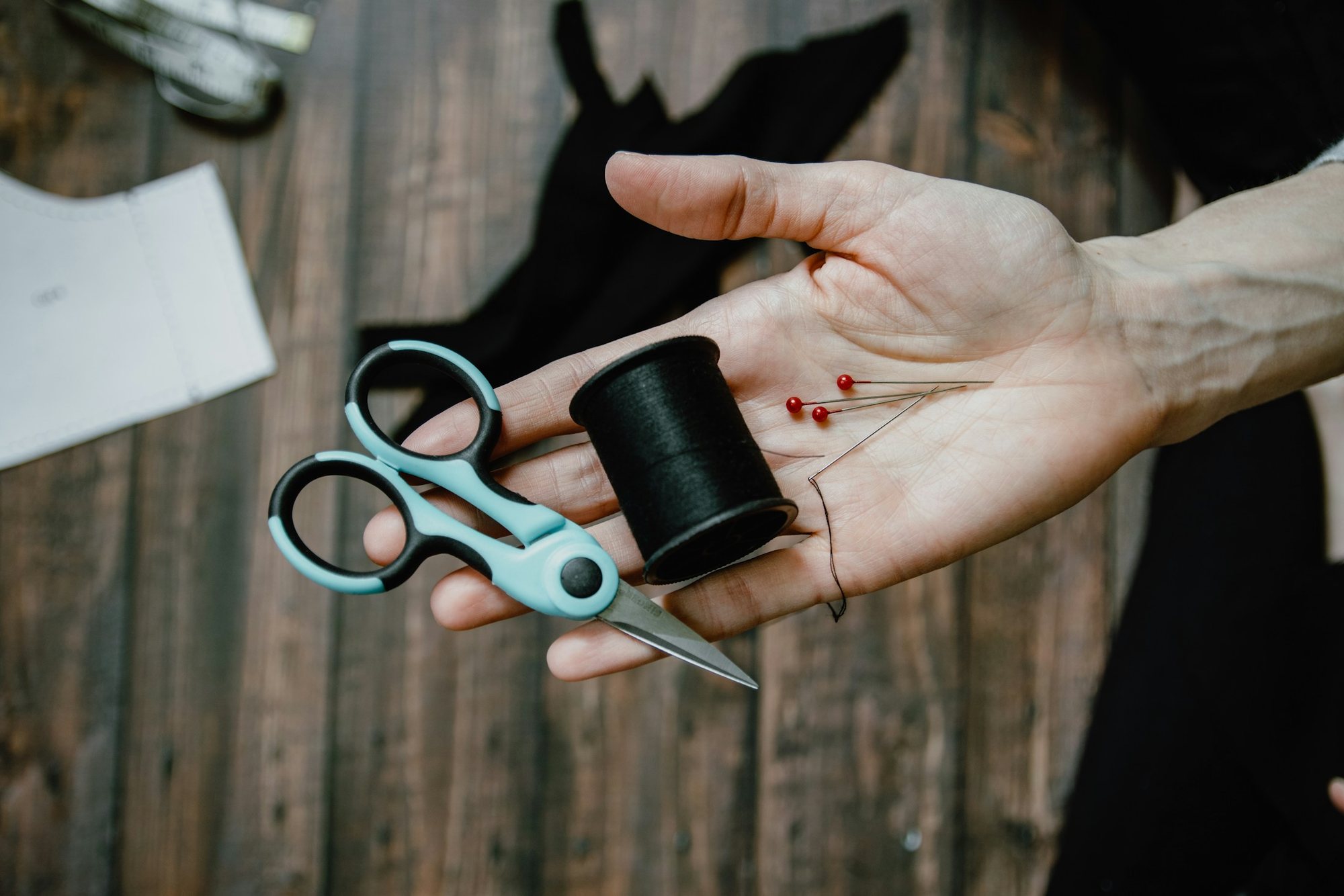 Atelier, fil et ciseaux