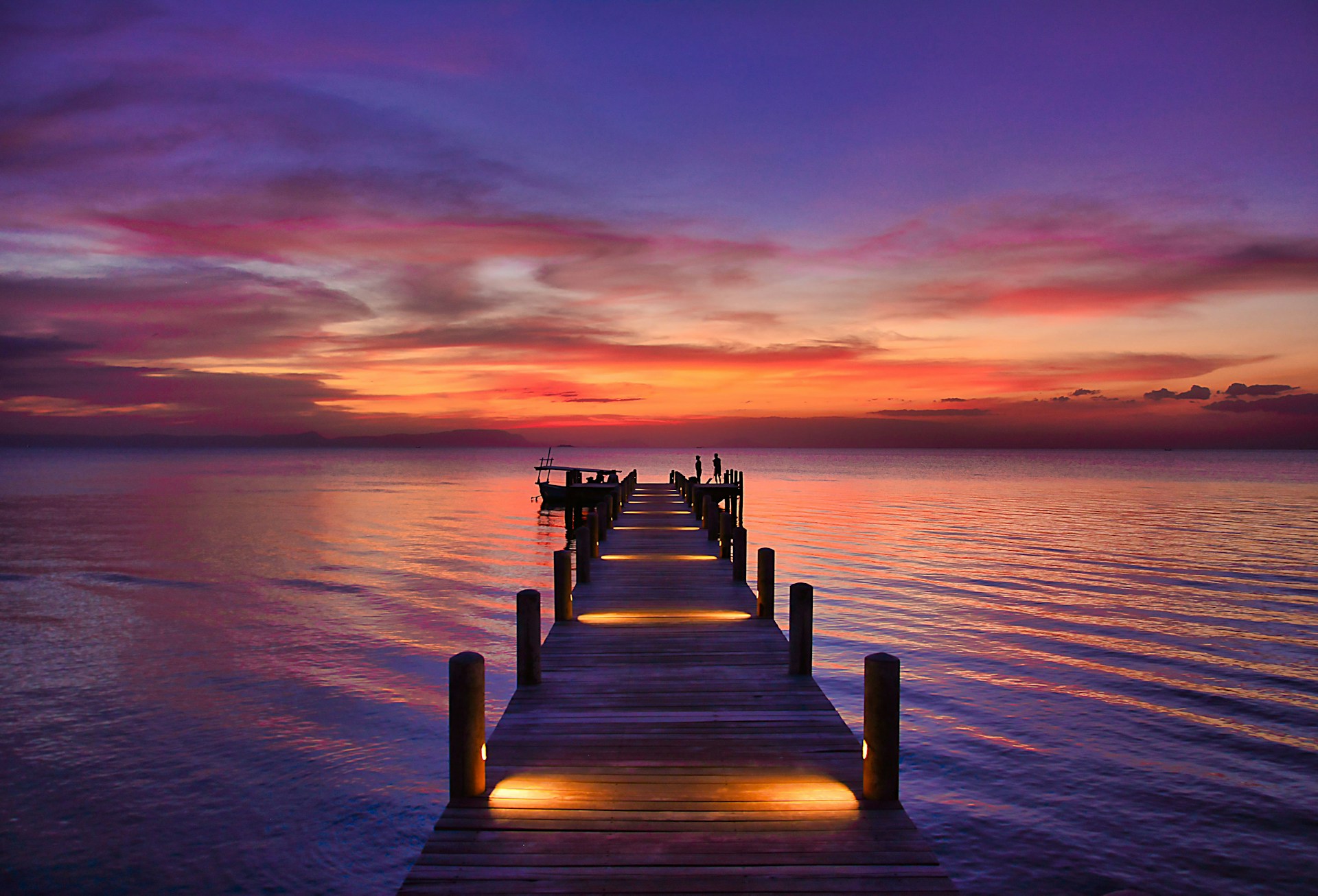 Jetée sur la mer au coucher de soleil, sud de la France